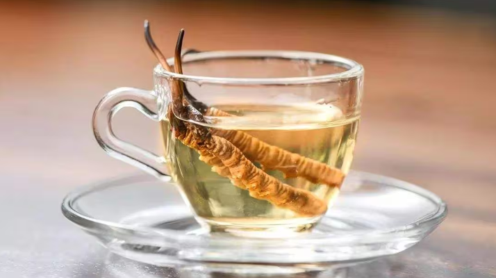 一杯蟲草水，健康新滋味：冬蟲夏草泡水喝的奇妙功效